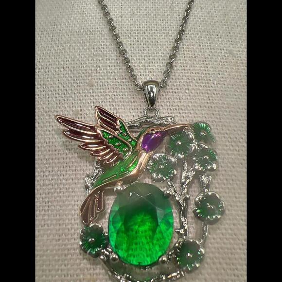 Stunning Hummingbird Pendant Necklace with Green Glass Gemstone - Picture 5 of 11